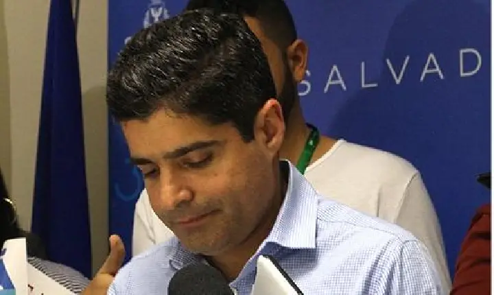 A pedido do PT, Justiça determina retirada de outdoors de ACM Neto e Paulo Azi