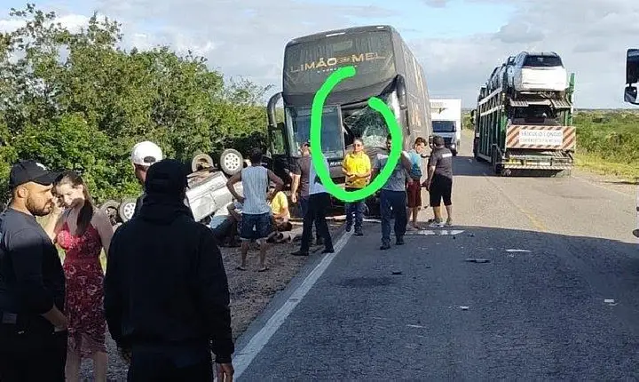 Banda Limão com Mel sofre acidente de ônibus no interior da Bahia