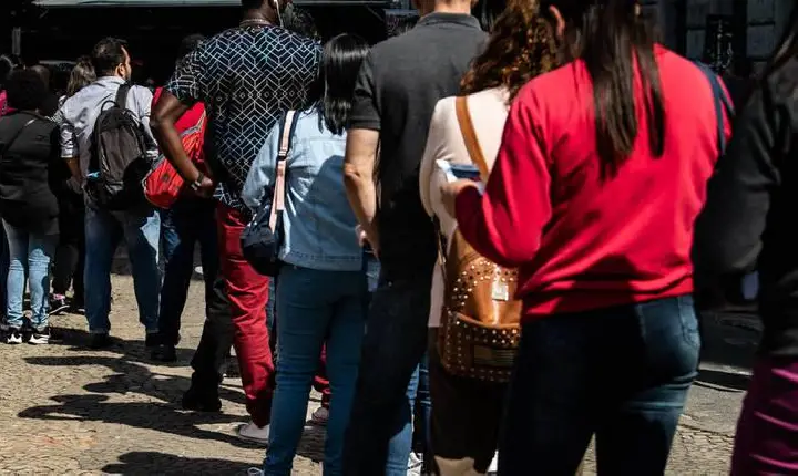 Brasil tem a maior queda do desemprego em um ano entre 40 países
