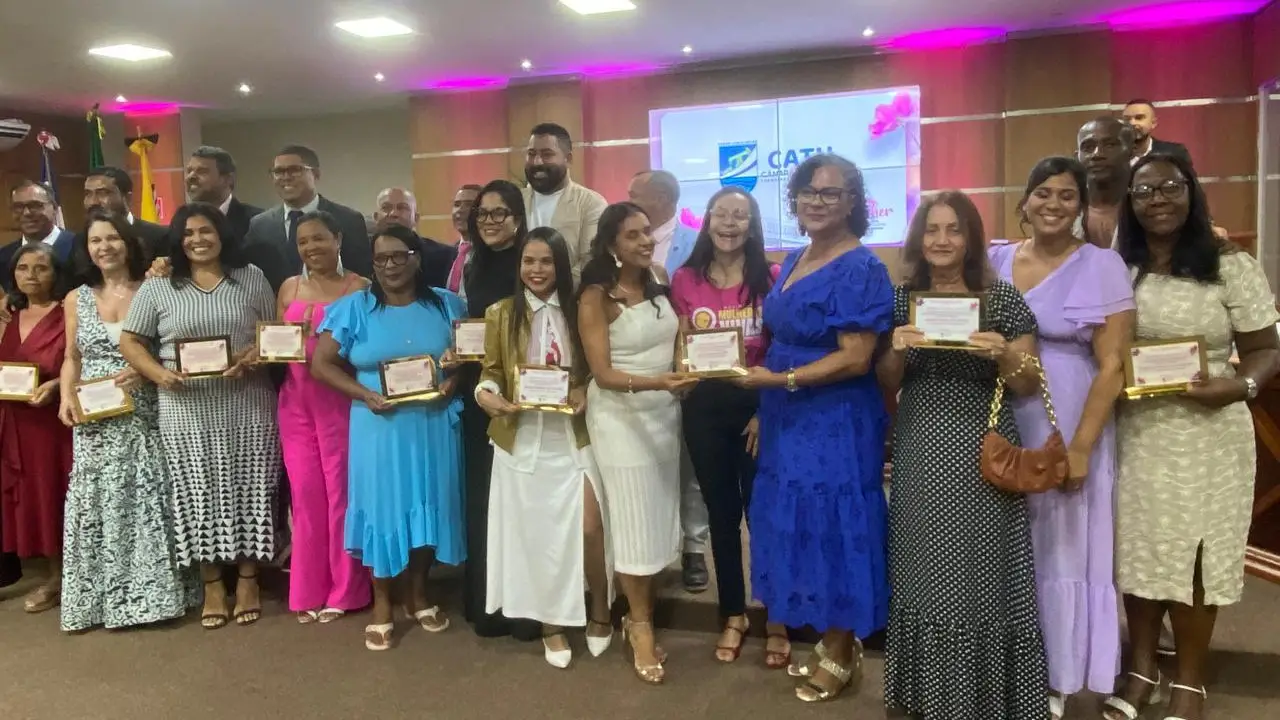 Câmara Municipal de Catu valoriza o papel da mulher em noite de homenagens.