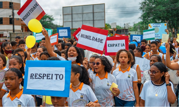 Catu: Escola Municipal Cônego Diamantino promoveu a Caminhada da Paz