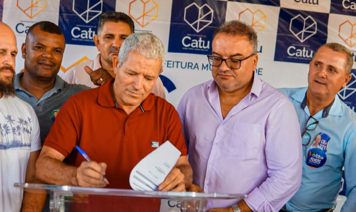 Catu: Prefeito Pequeno Sales assina ordens de serviços para novas obras