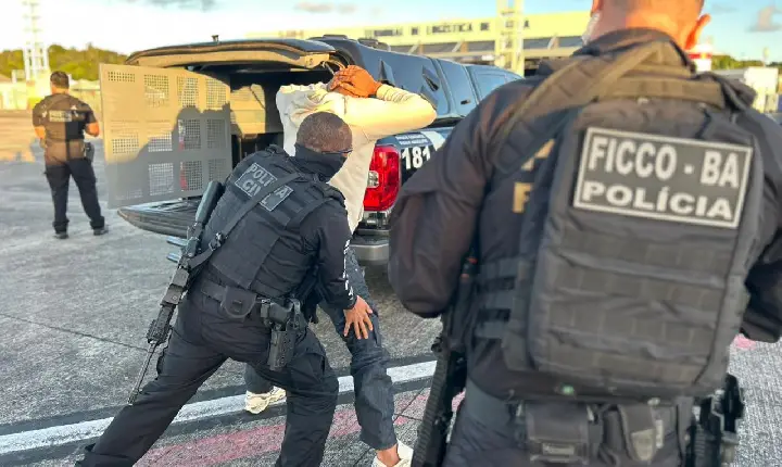 Chega a Salvador casal líder de facção capturado pela Polícia da Bahia na Bolívia