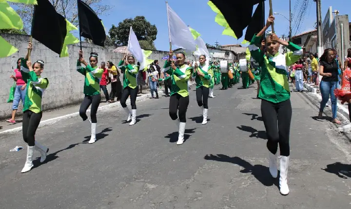 Desfile de 7 de setembro em comemoração ao Bicentenário reúne milhares de pessoas em Catu