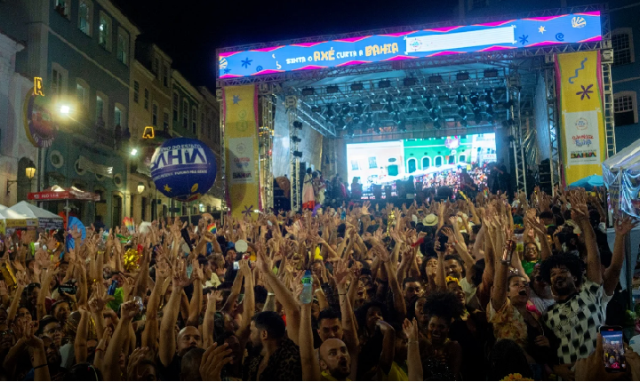 Em clima de Carnaval, foliões comemoram primeiro Oscar brasileiro no Pelourinho