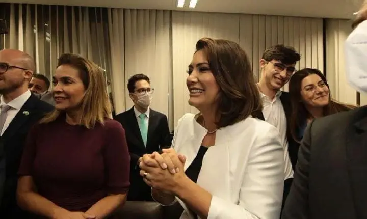 'Falar em línguas', como Michelle, é dom para ser respeitado, diz pastor