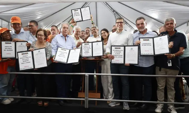Governador Jerônimo Rodrigues assina várias ordem de serviços no município de Catu
