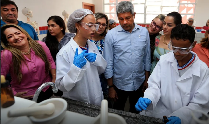 Governo do Estado entrega mais um colégio de ensino integral na cidade de Aporá