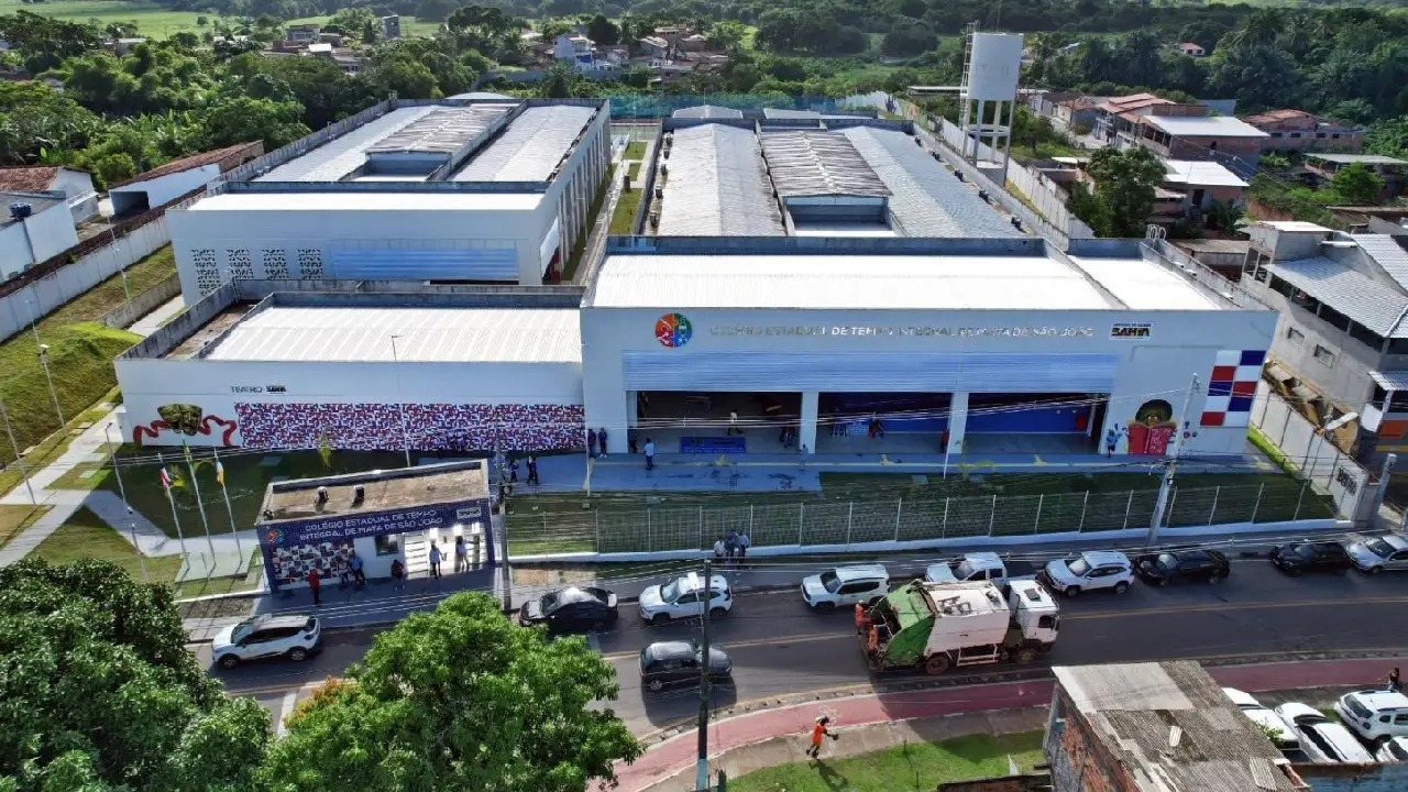 Jerônimo Rodrigues inaugura escola de tempo integral e autoriza pacote de obras para ampliar infraestrutura em Mata de São João