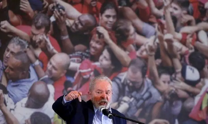 Lula defende modelo econômico da ditadura cubana