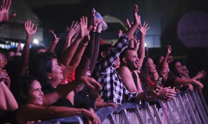 Milhares de forrozeiros curtem a primeira noite de festa na Arena Zé Ribeiro