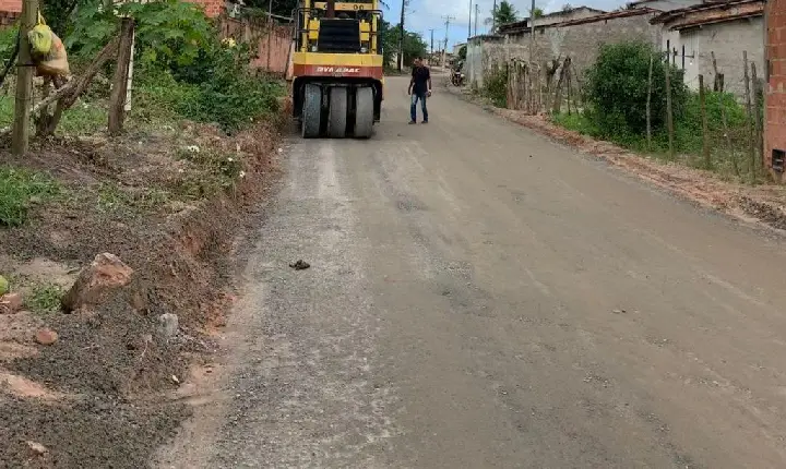 Obras avançam e mais ruas em diversos bairros estão sendo preparadas para receber asfalto