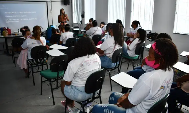 Palestra sobre empreendedorismo encerra cursos profissionalizantes para mulheres oferecidos pela Prefeitura de Alagoinhas