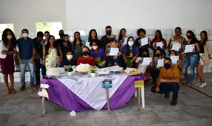 Participantes do curso de defesa pessoal para mulheres são certificadas
