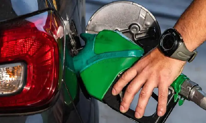 Preço da gasolina cai R$ 1,32 em um mês