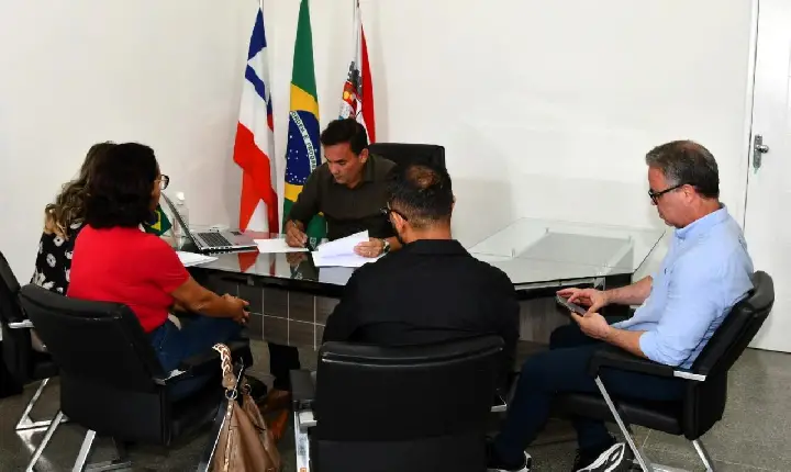 Prefeito Gustavo Carmo assina autorização de licitação para retomada de construção de creches