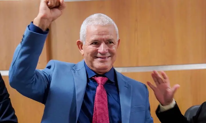 Prefeito Pequeno Sales toma posse para o seu segundo mandato e promete governar para todos
