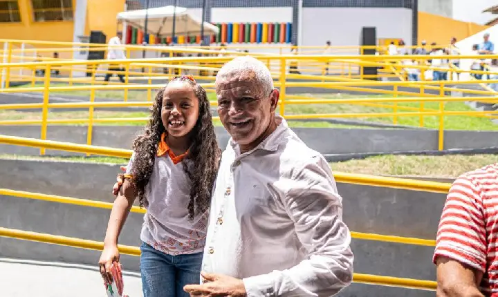 Prefeitura entrega a população Escola Municipal Barão de Camaçari totalmente reformada