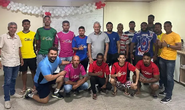 Prefeitura entrega Uniformes das 12 equipes que irão participar do CAMPEONATO DE FUTSAL 2023