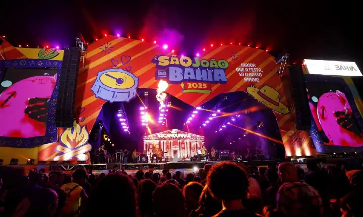 Público prestigia shows da primeira noite do São João da Bahia no Parque de Exposições