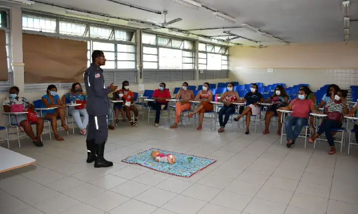 SEDUC realiza treinamento de primeiros socorros para servidores das creches municipais em parceria com o Corpo de Bombeiros