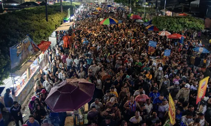 Segundo dia da Micareta leva milhares de pessoas à Praça da Aruanha