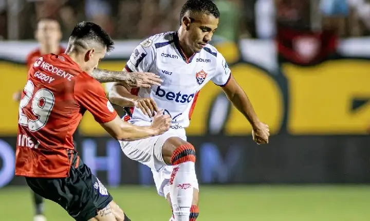 Vitória perde para o Athletico-PR e segue perto do Z4