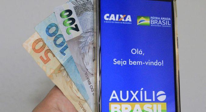 Auxílio Brasil começa com dúvidas sobre ampliação e valor para R$ 400