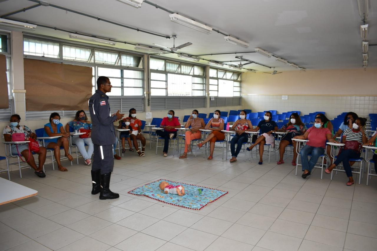 SEDUC realiza treinamento de primeiros socorros para servidores das creches municipais em parceria com o Corpo de Bombeiros