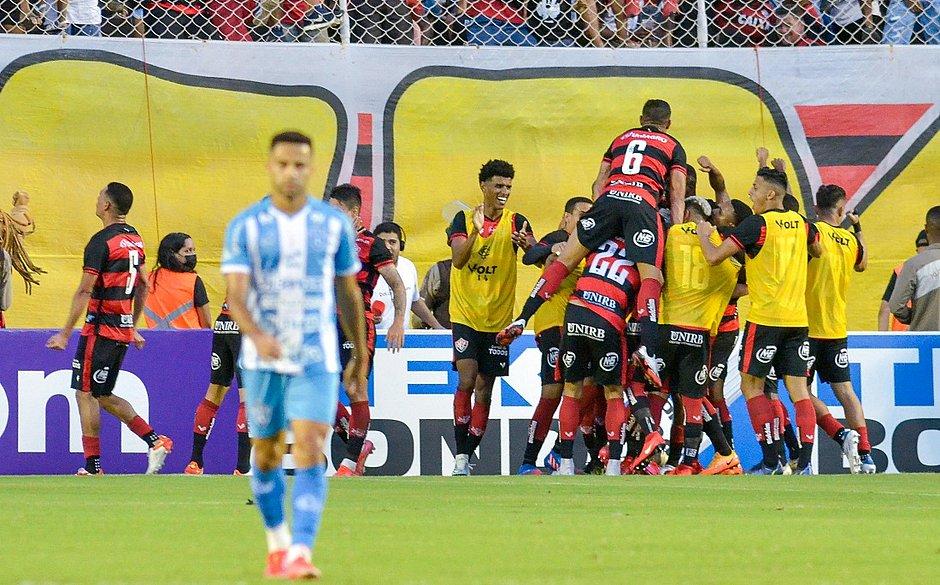 Com apoio da torcida, Vitória vence o Paysandu