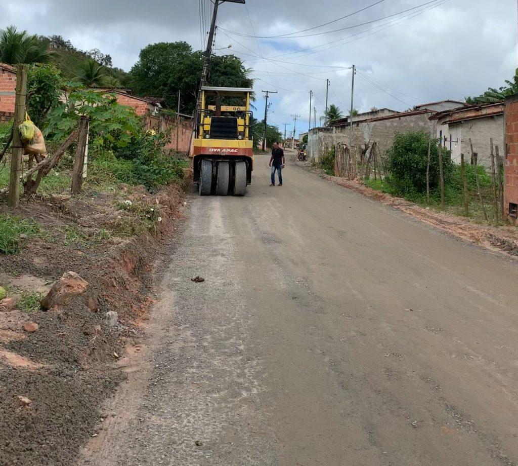 Obras avançam e mais ruas em diversos bairros estão sendo preparadas para receber asfalto