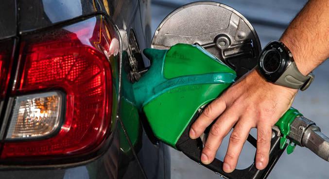 Preço da gasolina cai R$ 1,32 em um mês