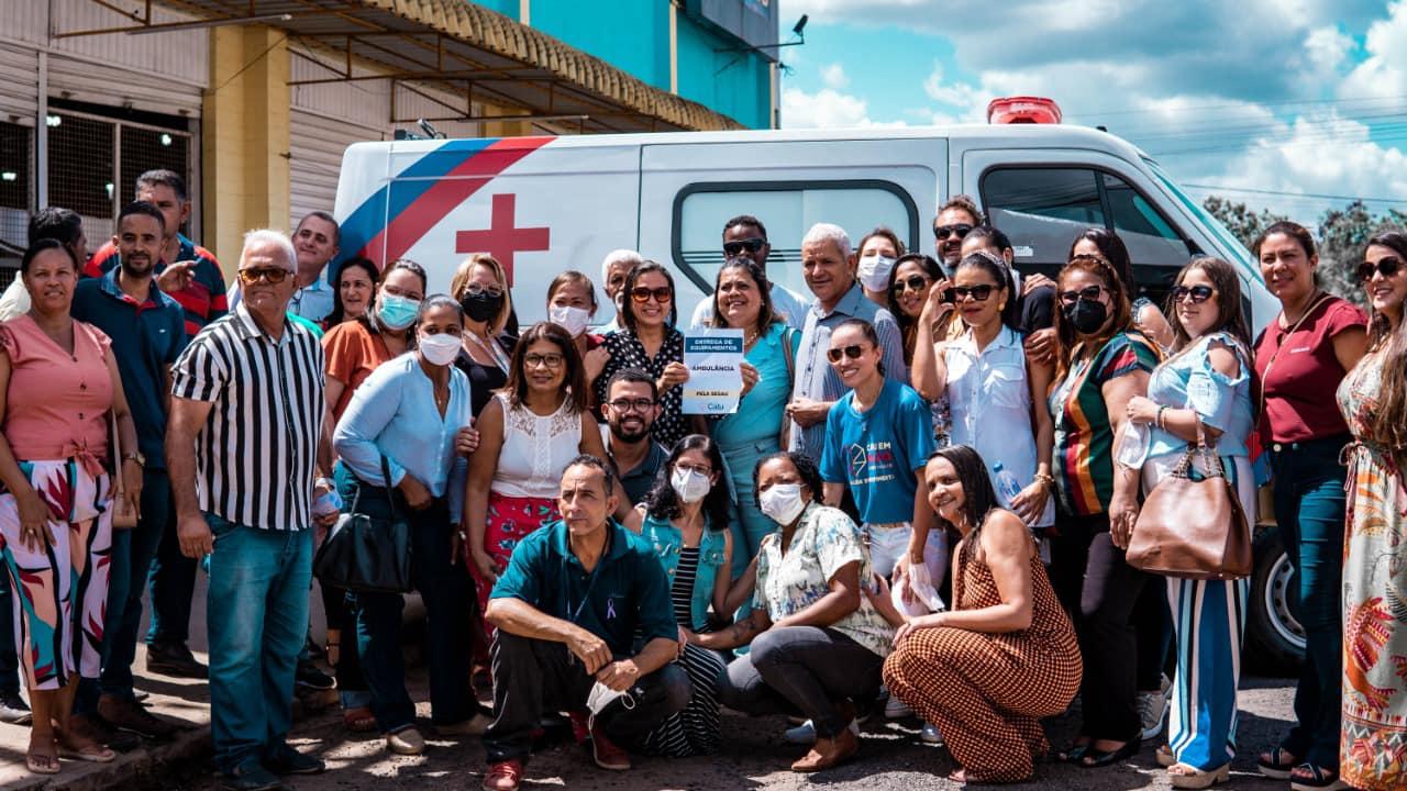 Catu: Prefeito Pequeno Sales assina ordens de serviços para novas obras e entrega equipamentos para saúde