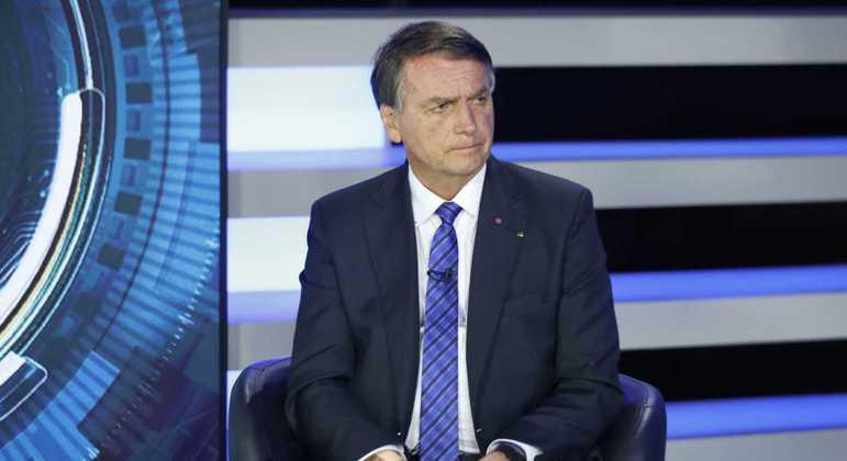 Bolsonaro critica Lula e promete aumento real para o salário mínimo em sabatina da Record TV