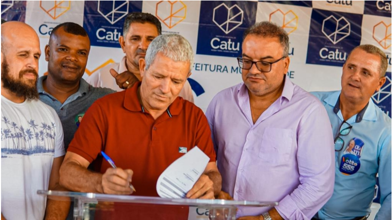 Catu: Prefeito Pequeno Sales assina ordens de serviços para novas obras