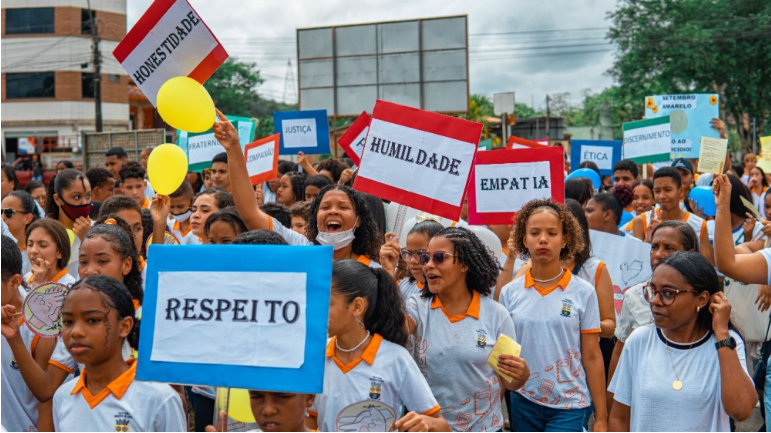 Catu: Escola Municipal Cônego Diamantino promoveu a Caminhada da Paz