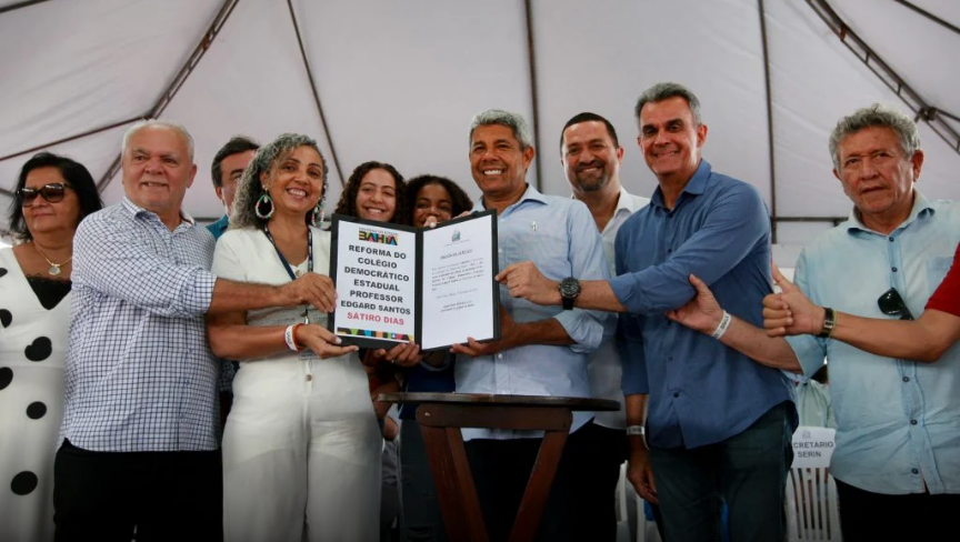 Governo do Estado entrega trecho recuperado da BA-233 e autoriza recuperação de colégio estadual, em Sátiro Dias