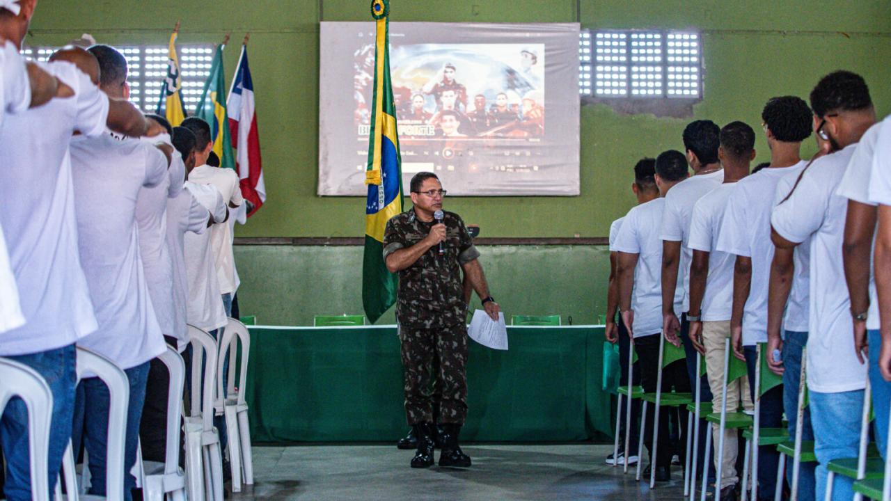 Juramento à Bandeira reúne 500 jovens no CEPE de Catu