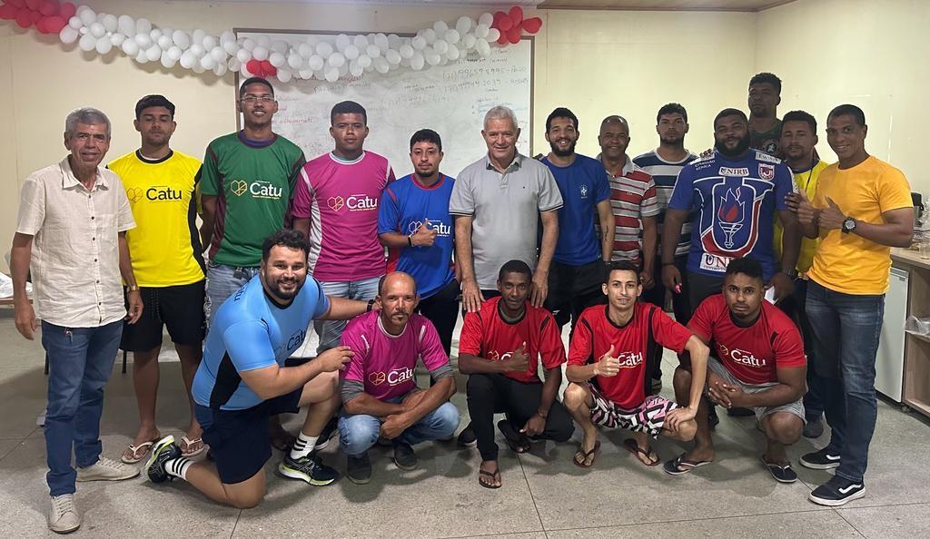 Prefeitura entrega Uniformes das 12 equipes que irão participar do CAMPEONATO DE FUTSAL 2023