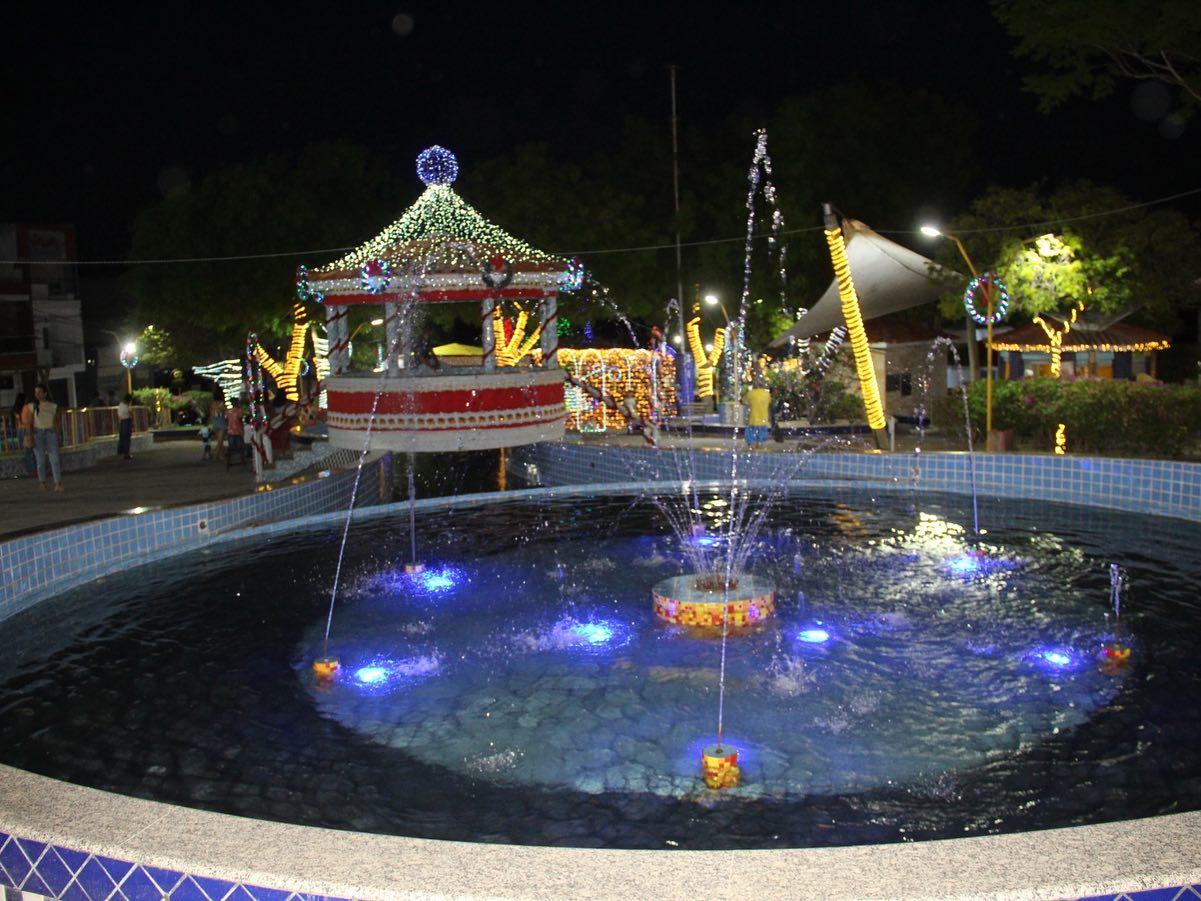 Prefeito Jailson aperta o 'botão' e ascende as luzes na inauguração da ornamentação natalina de Barrocas