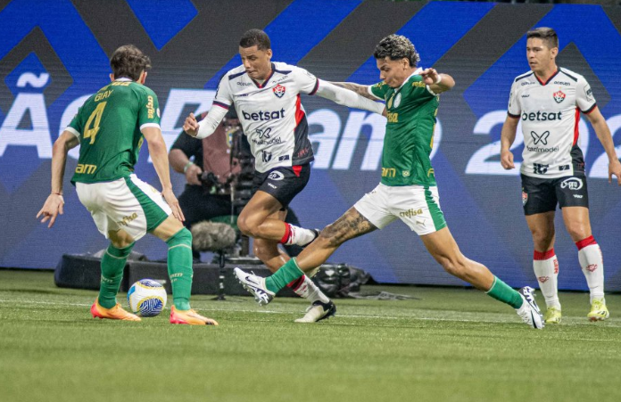 Fora de casa, Vitória bate o Palmeiras e sai da zona de rebaixamento