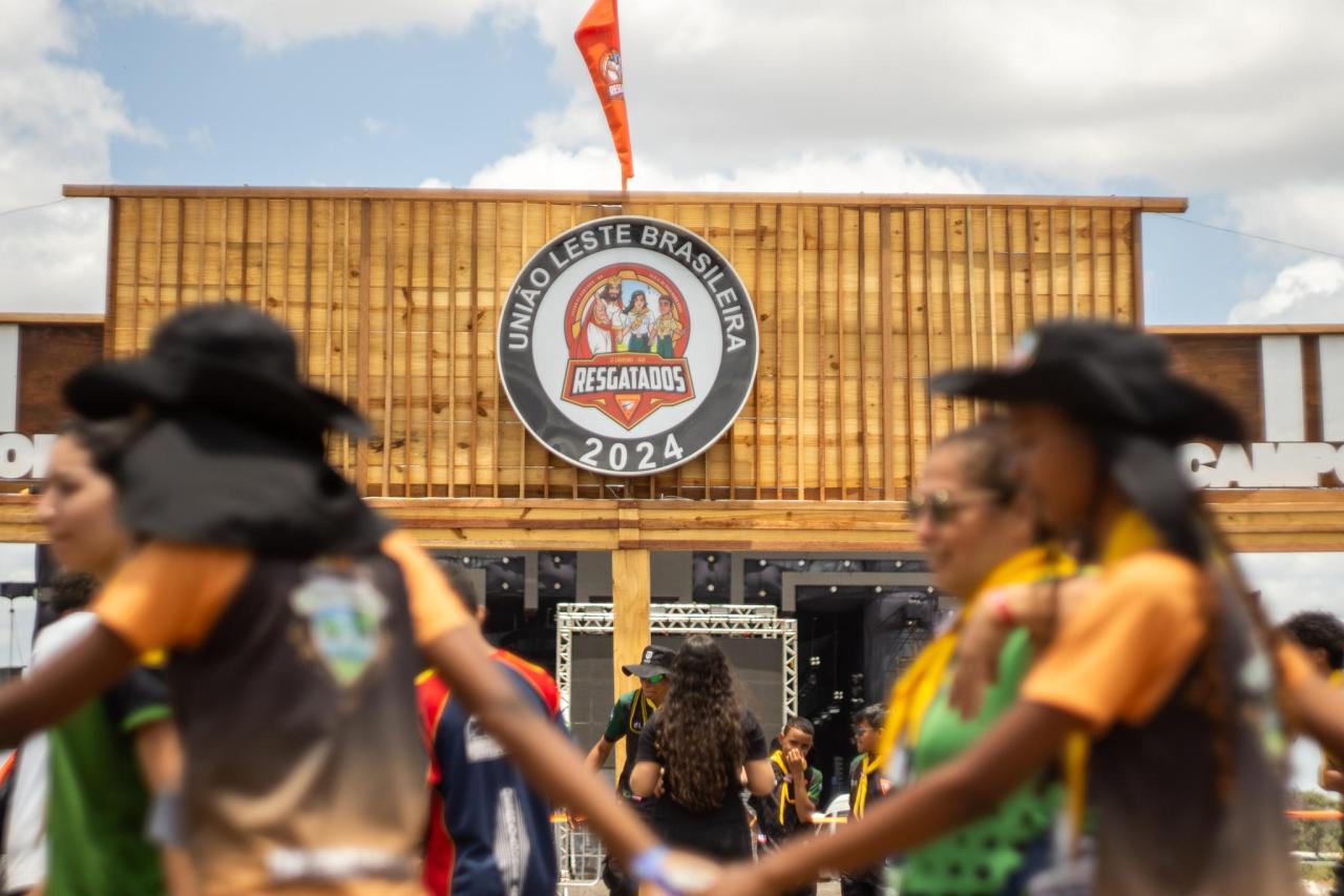 Mais de 20 mil jovens participam de acampamento da Igreja Adventista no Parque de Exposições em Feira de Santana