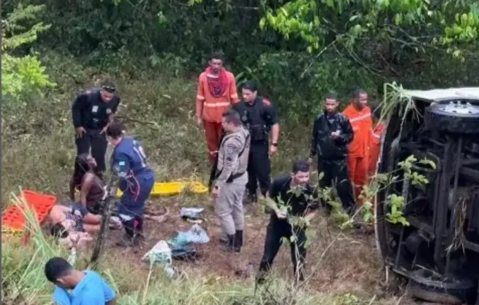 Catu: Micro-ônibus cai em ribanceira na BR-110/BA e deixa 30 feridos, nesta sexta (10)