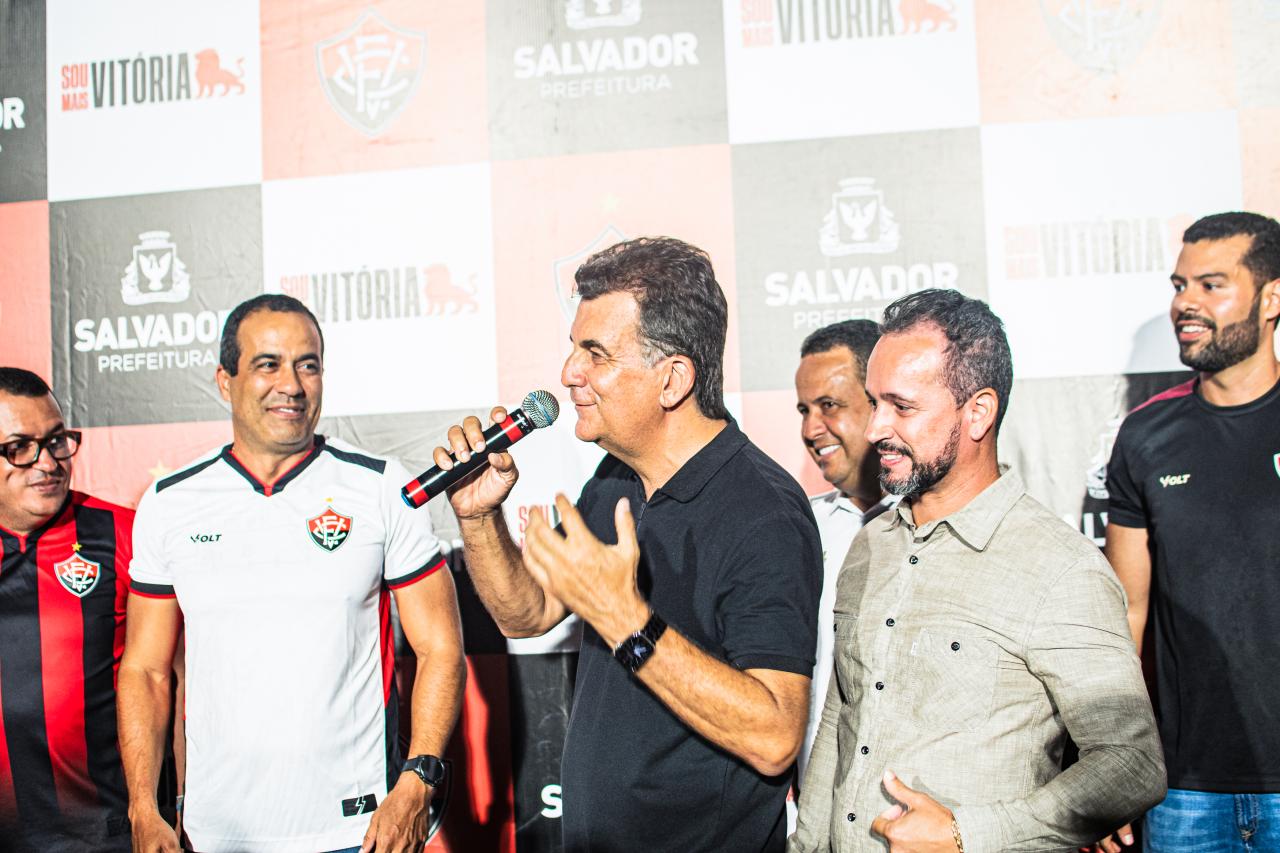 Vitória inaugura nova iluminação do Barradão