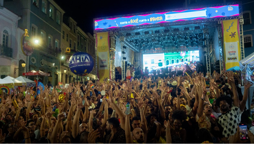 Em clima de Carnaval, foliões comemoram primeiro Oscar brasileiro no Pelourinho