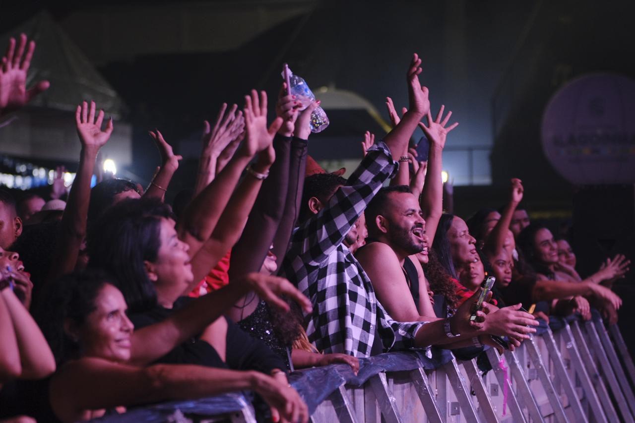 Milhares de forrozeiros curtem a primeira noite de festa na Arena Zé Ribeiro