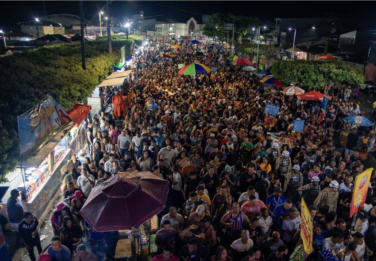 Segundo dia da Micareta leva milhares de pessoas à Praça da Aruanha