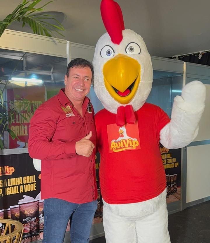 Ditinho Lemos celebra sucesso do estande da Avivip na ExpoSAJ 2025