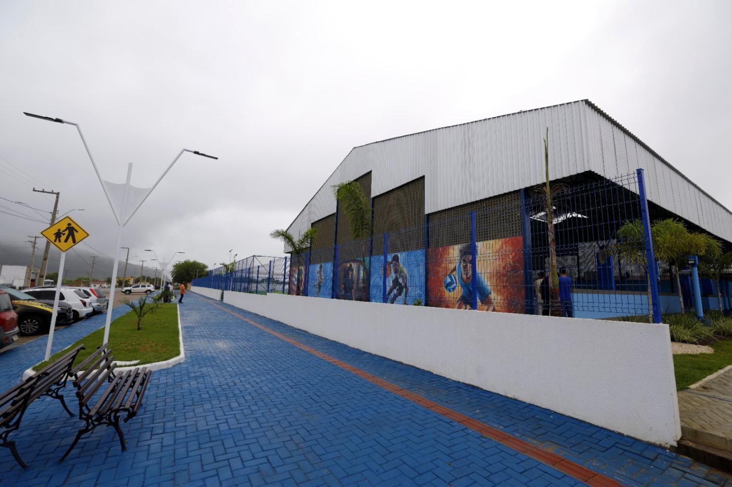 Jerônimo entrega nova escola e amplia investimentos em infraestrutura e serviços públicos em Ituaçu