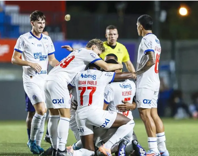 Bahia vence fácil o Bahia de Feira e se isola na liderança do Baianão
